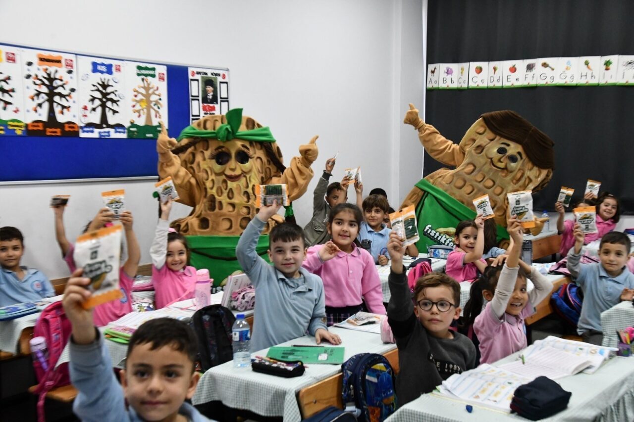 Osmaniye'de düzenlenecek FISTIKFEST-2025 etkinlikleri kapsamında minik öğrencilere "Osmaniye Fıstığı" dağıtıldı.