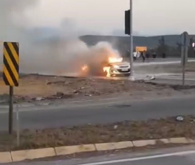Osmaniye'de D-400 karayolu üzerindeki ışıklı kavşakta bir otomobilde çıkan yangın