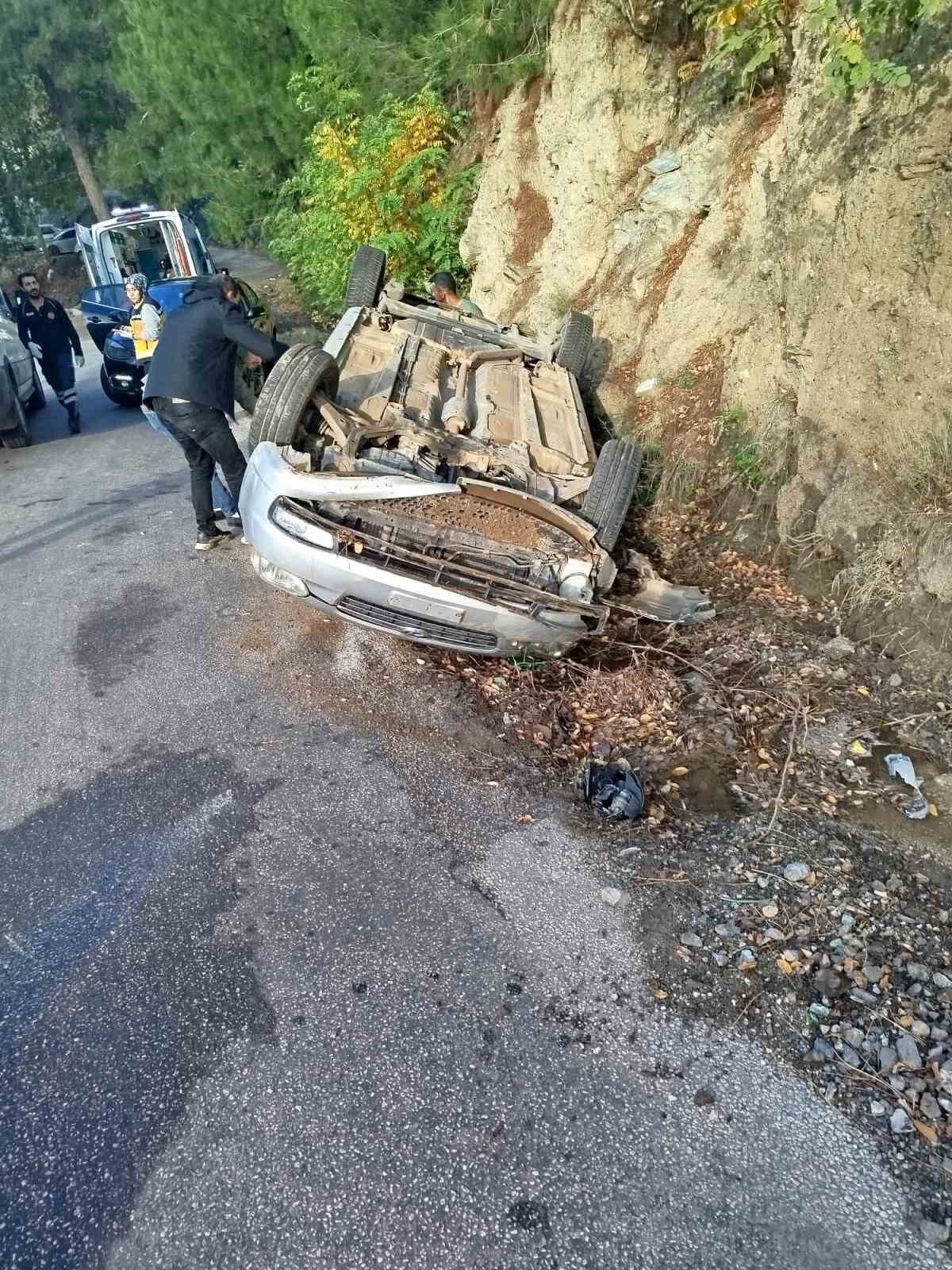 Osmaniye'nin Bahçe ilçesinde şarampole devrilen bir otomobilde 1'i çocuk olmak