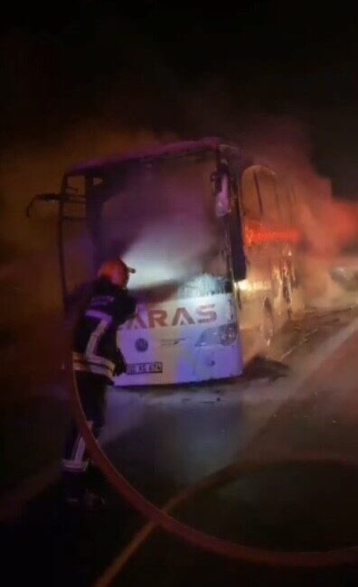 Osmaniye'nin Toprakkale ilçesinde bir yolcu otobüsünde çıkan yangında can kaybı