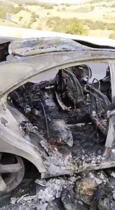 Osmaniye'nin Bahçe ilçesinde seyir halindeki bir otomobil, motor kısmından çıkan