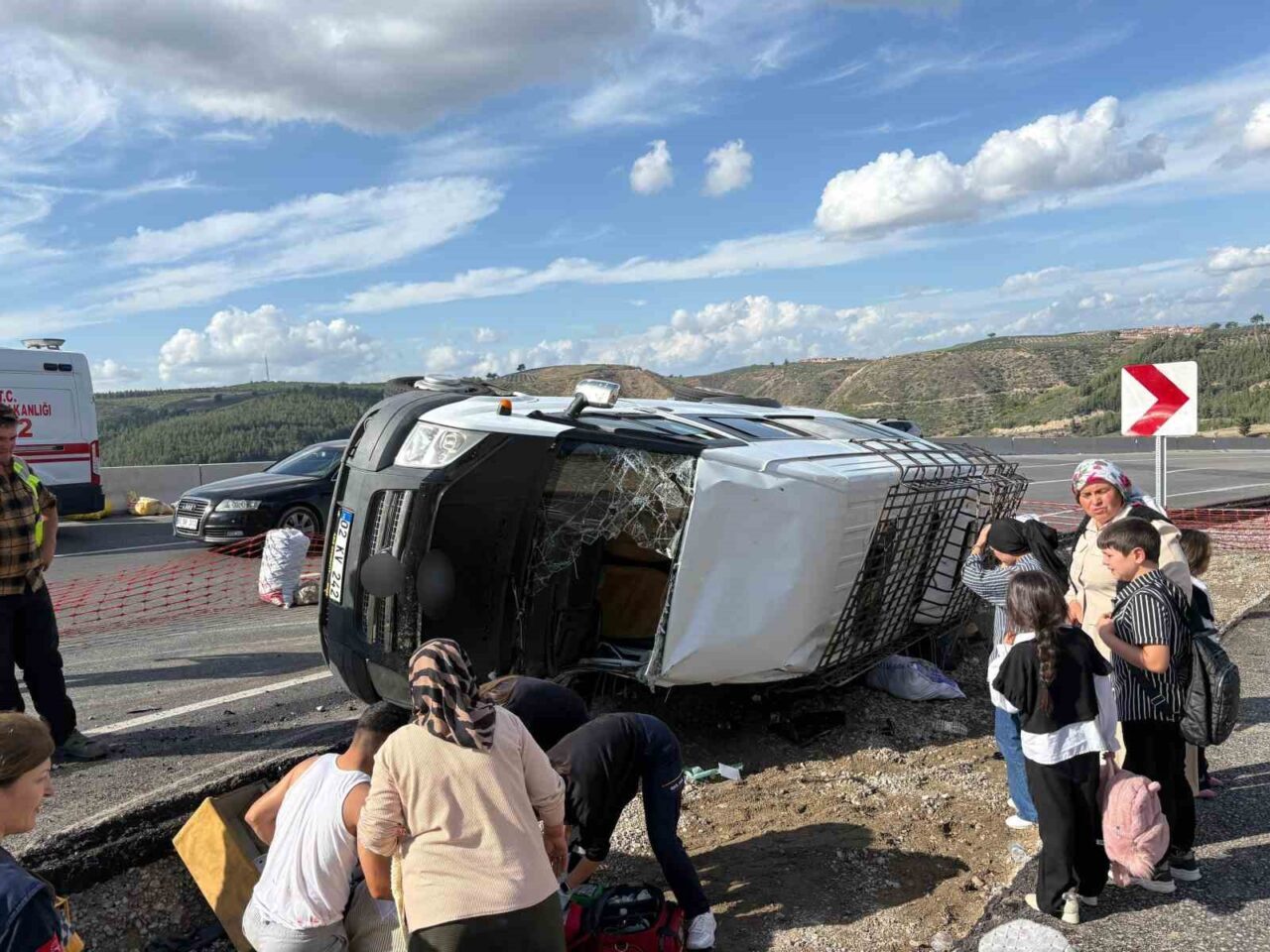 Osmaniye-Gaziantep D-400 karayolunda bir yolcu minibüsü şarampole devrildi, 13 kişi