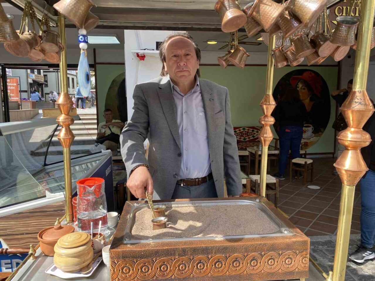 Eskişehir'de, Tarihi Odunpazarı Evleri bölgesinde geleneksel kumda kahveye olan ilgi