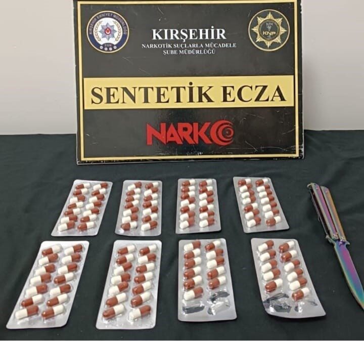 Kırşehir'de gerçekleştirilen uyuşturucu operasyonunda, İ.Y. ve C.K. isimli şüpheliler, otobüs