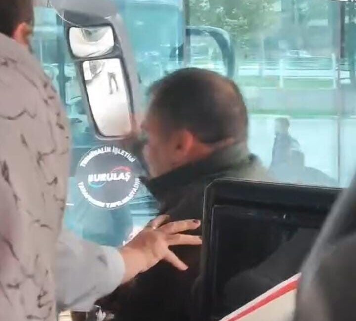 Bursa'nın Gemlik ilçesinde bir otobüste, yolcunun babası ile şoför arasında