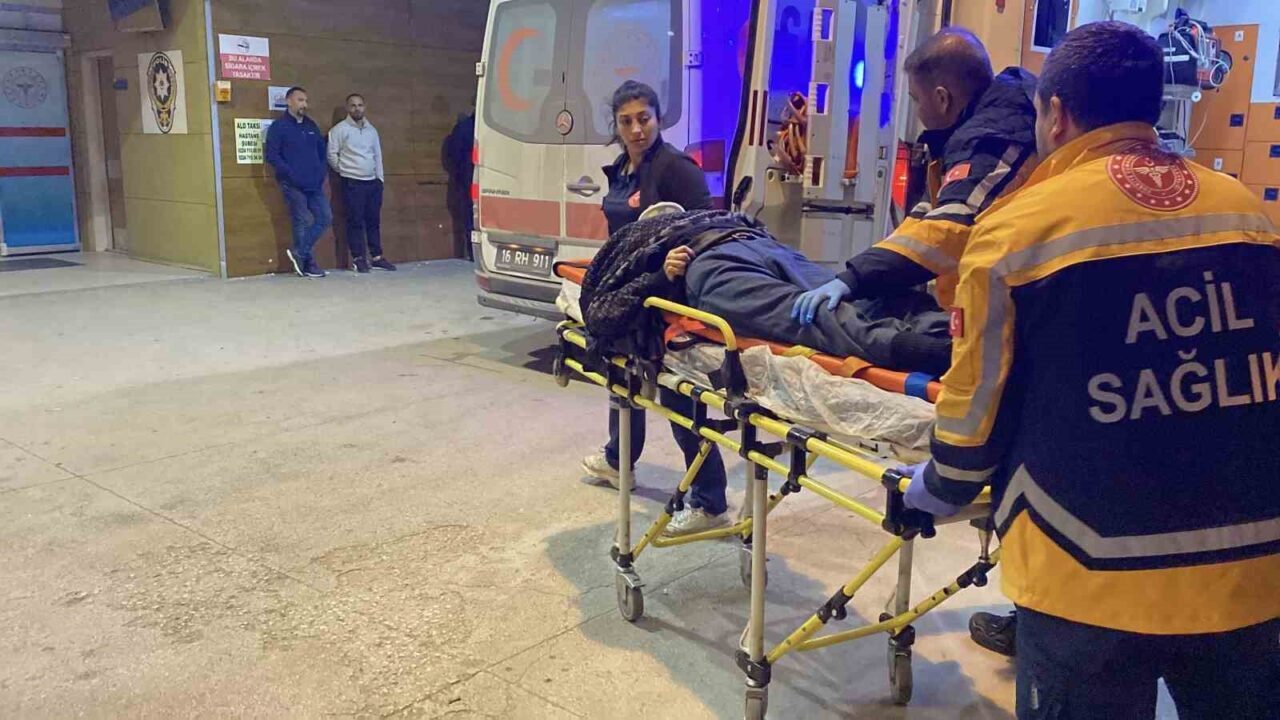 Bursa'nın İnegöl ilçesinde bir özel halk otobüsü, yoldan geçen bir