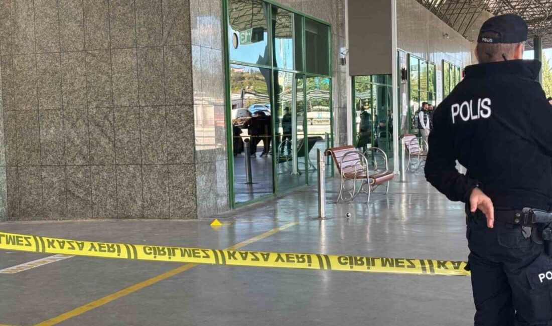 Kocaeli'nin İzmit ilçesindeki otogarda, isim belirtilmeyen bir uzman çavuş etrafa