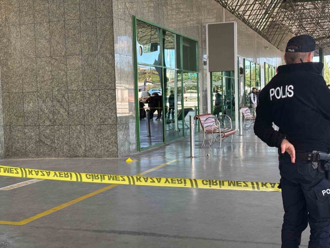 Kocaeli'nin İzmit ilçesindeki otogarda, isim belirtilmeyen bir uzman çavuş etrafa