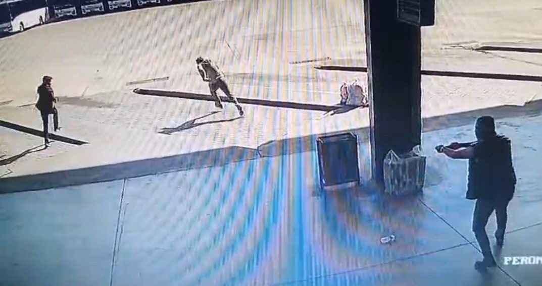 Kocaeli'nin İzmit ilçesindeki otogarda bir uzman çavuş, sebebi bilinmeyen bir