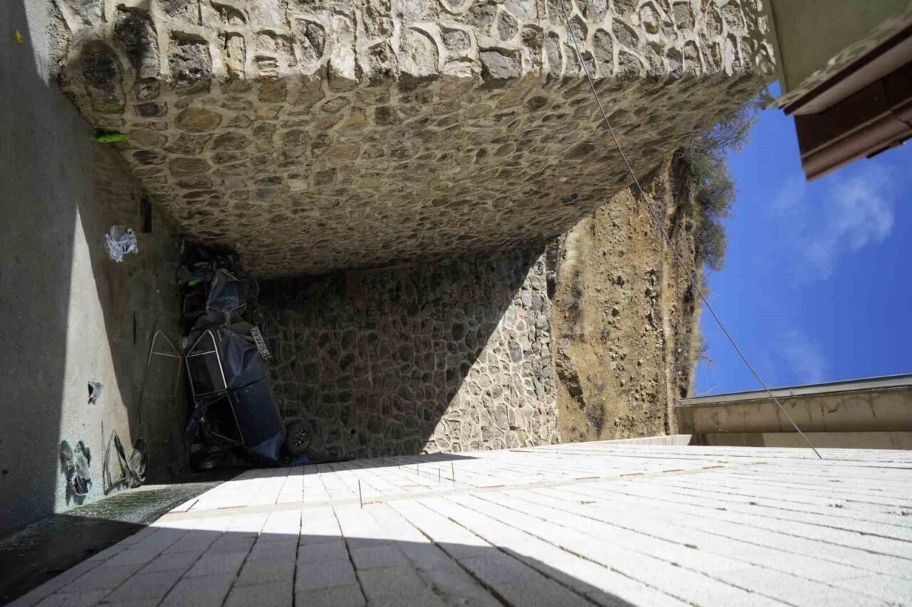 Gümüşhane Canca Mahallesi'nde Oğuzhan Sabri T. yönetimindeki otomobil, sürücünün direksiyon