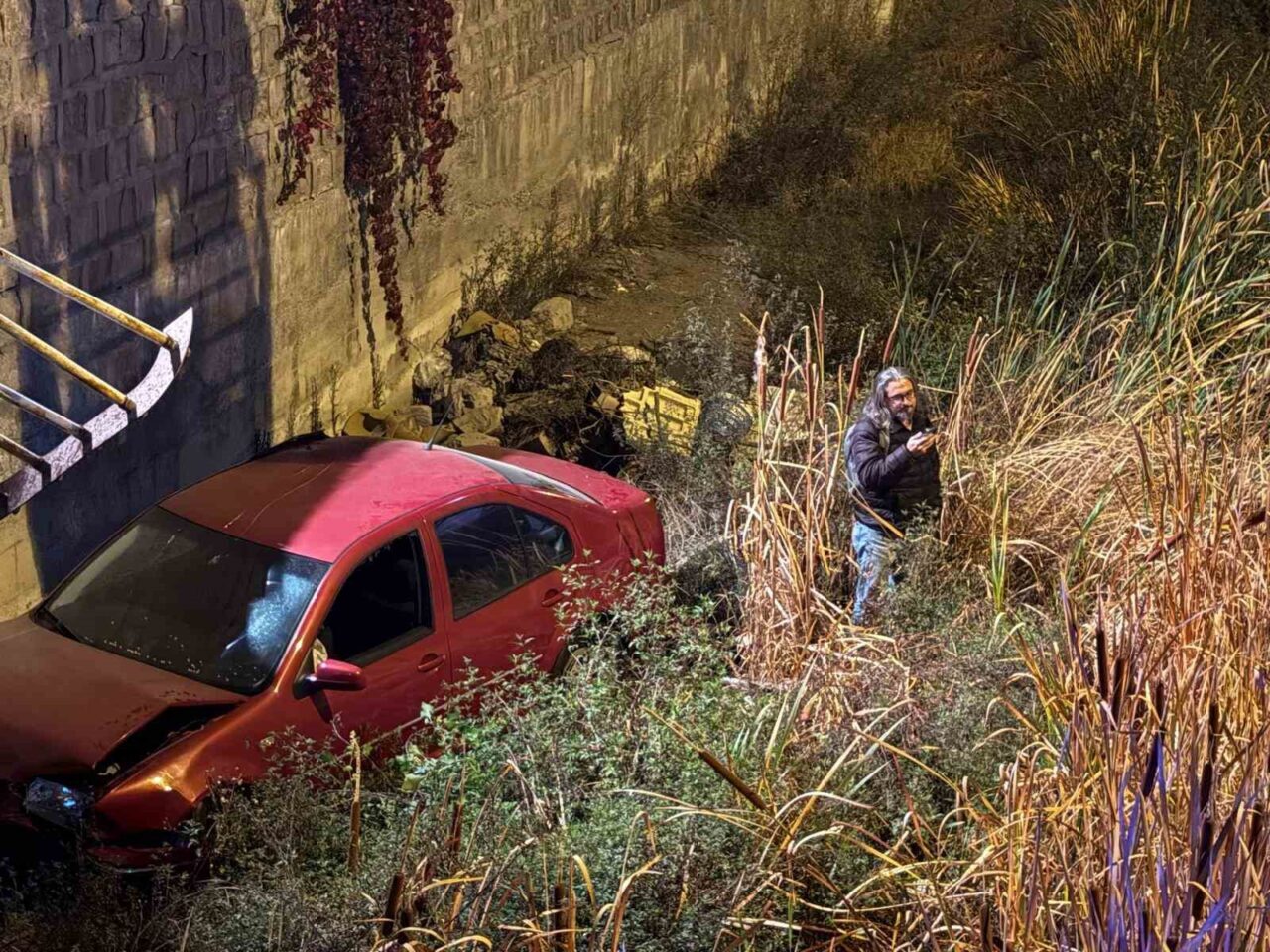 Kayseri'nin Kocasinan ilçesinde Ö.A. yönetimindeki Volkswagen otomobil, direksiyon hakimiyetinin kaybedilmesi