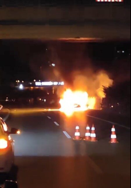 Mersin'in Erdemli ilçesinde TAG otoyolu üzerinde seyir halindeki bir otomobilin