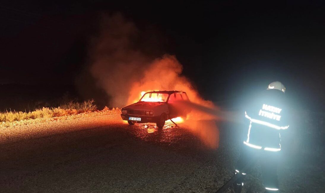 Hassa’da Seyir Halindeki Otomobil Alevlere Kapıldı, Kullanılamaz Hale Geldi Hatay'ın Hassa ilçesinde, seyir halindeki 31 U 0732 plakalı otomobil