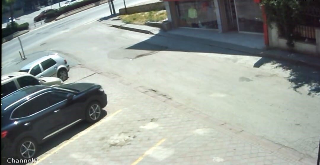 Ankara'nın Sincan ilçesindeki Ahi Mesut Bulvarı'nda karşıya geçmeye çalışan bir