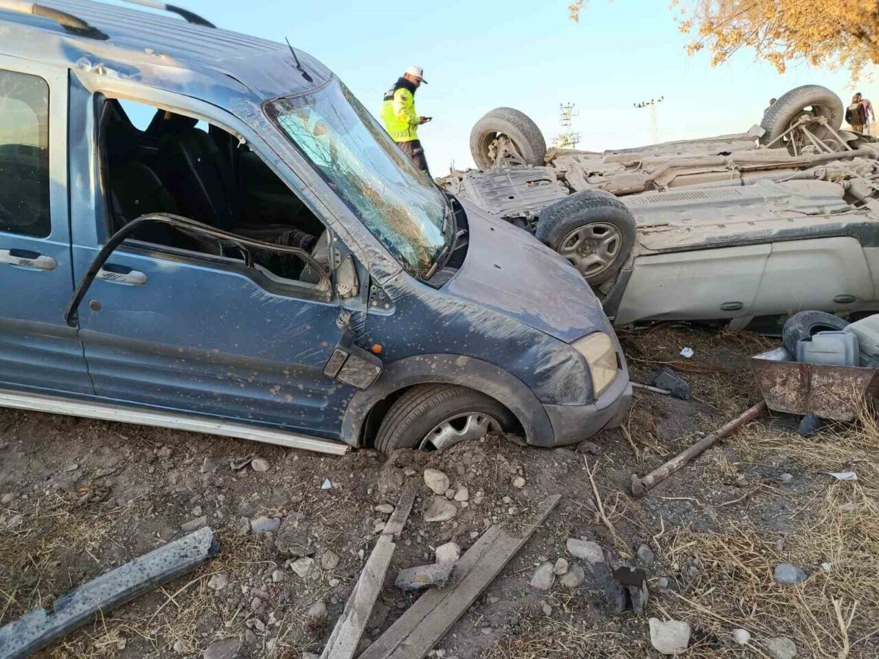 Konya'nın Karapınar ilçesinde bir otomobil ile hafif ticari aracın çarpışması