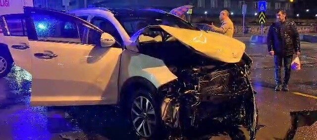 Erzurum'un Palandöken ilçesinde bir otobüs ile otomobilin çarpıştığı kazada bir