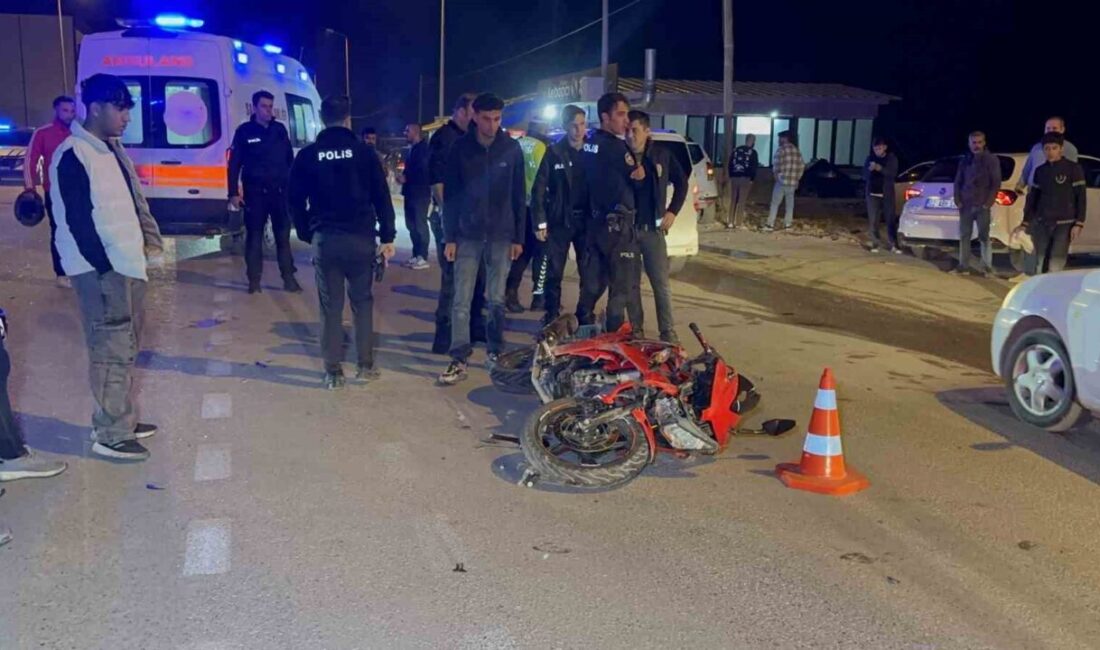 Adıyaman’da Motosiklet ve Otomobil Çarpıştı: Üç Yaralı Hastaneye Sevk Edildi Adıyaman'da motosiklet ile otomobilin çarpışması sonucu Mehmet Baran E. ve