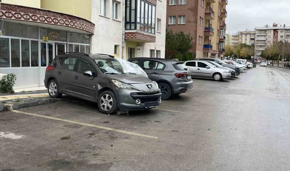 Sivas'ta B.K. yönetimindeki otomobil, direksiyon hakimiyetinin kaybolması sonucu park halindeki