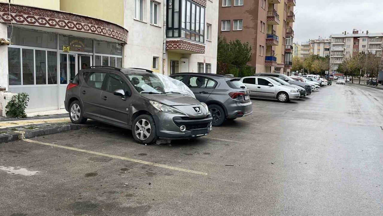 Sivas'ta B.K. yönetimindeki otomobil, direksiyon hakimiyetinin kaybolması sonucu park halindeki