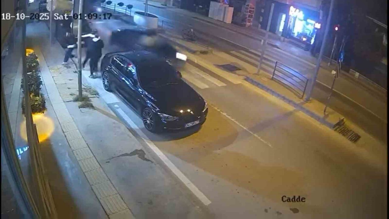 Yalova’da Kontrolden Çıkan Araç Park Halindeki Otomobile Çarptı, Yaya Geçidindeki 3 Kişi Tehlike Atlattı