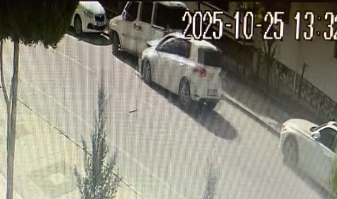 Aksaray'da Zeynep K. yönetimindeki otomobil, direksiyon hakimiyetinin kaybedilmesiyle park halindeki