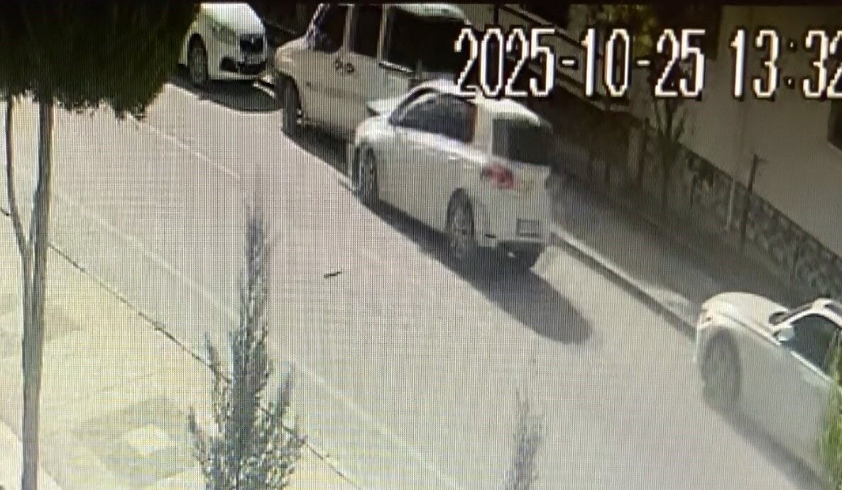 Aksaray'da Zeynep K. yönetimindeki otomobil, direksiyon hakimiyetinin kaybedilmesiyle park halindeki