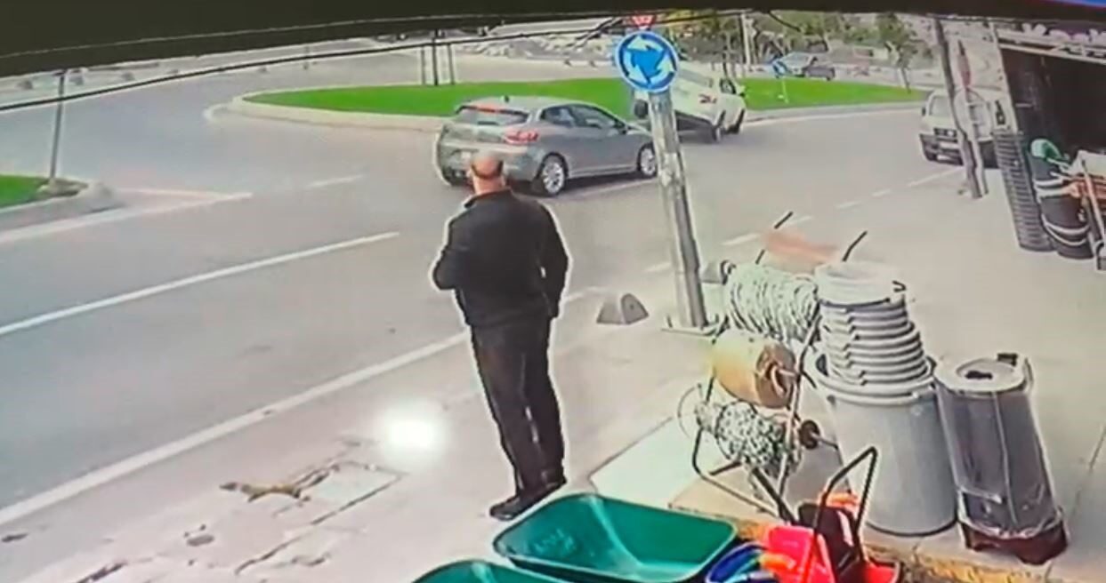 Arnavutköy’de Kavşakta Direksiyon Hakimiyetini Kaybeden Otomobil Refüje Çıktı, İlginç Anlar Kameralara Yansıdı