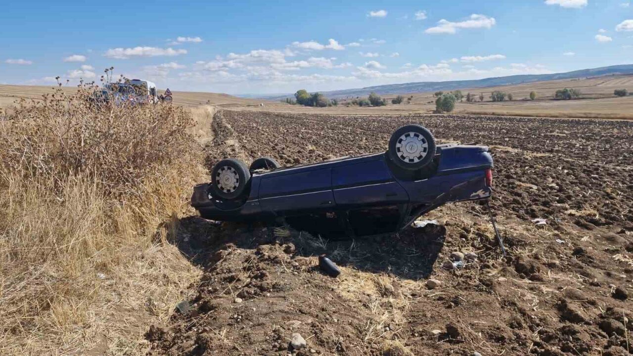 Alaca’da Yoldan Çıkan Araç Tarlada Takla Attı: 4 Yaralı