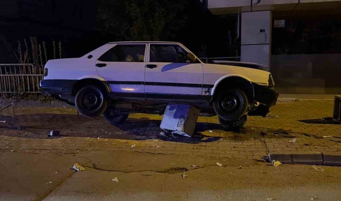 Niğde'nin Selçuklu Mahallesi'nde bir otomobil elektrik trafosuna çarparak altına aldı.
