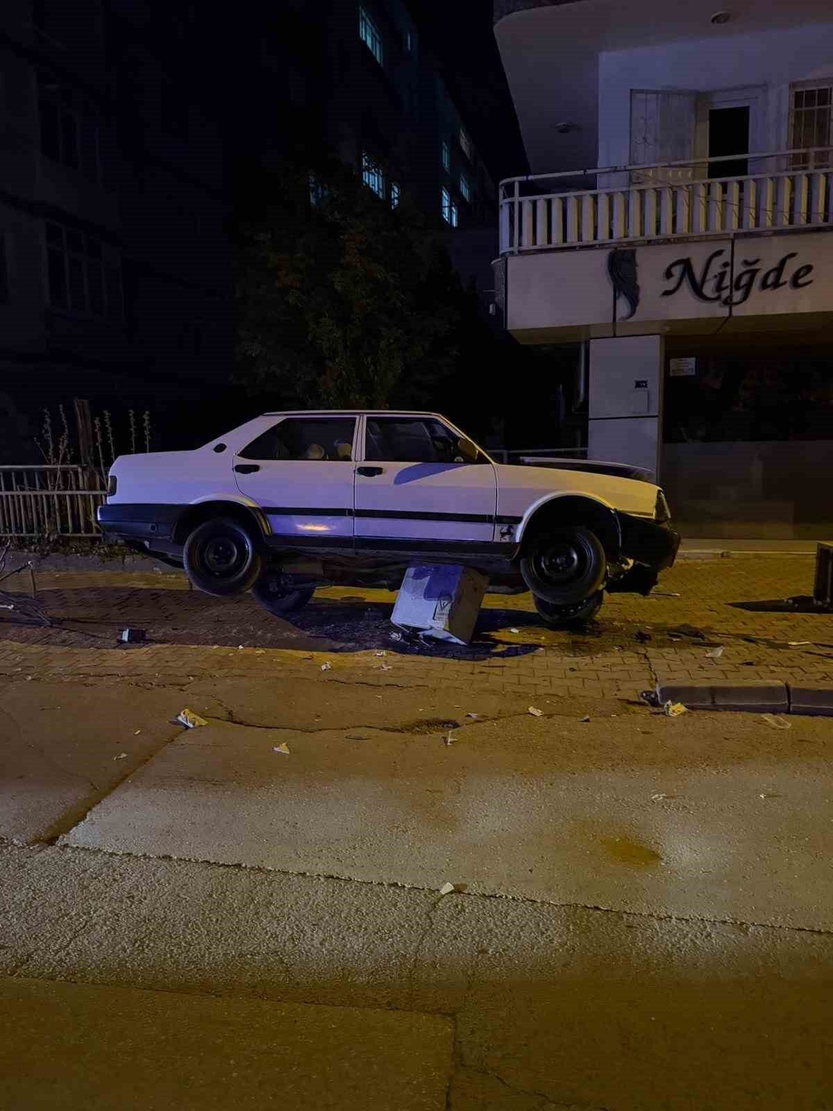 Niğde'nin Selçuklu Mahallesi'nde bir otomobil elektrik trafosuna çarparak altına aldı.