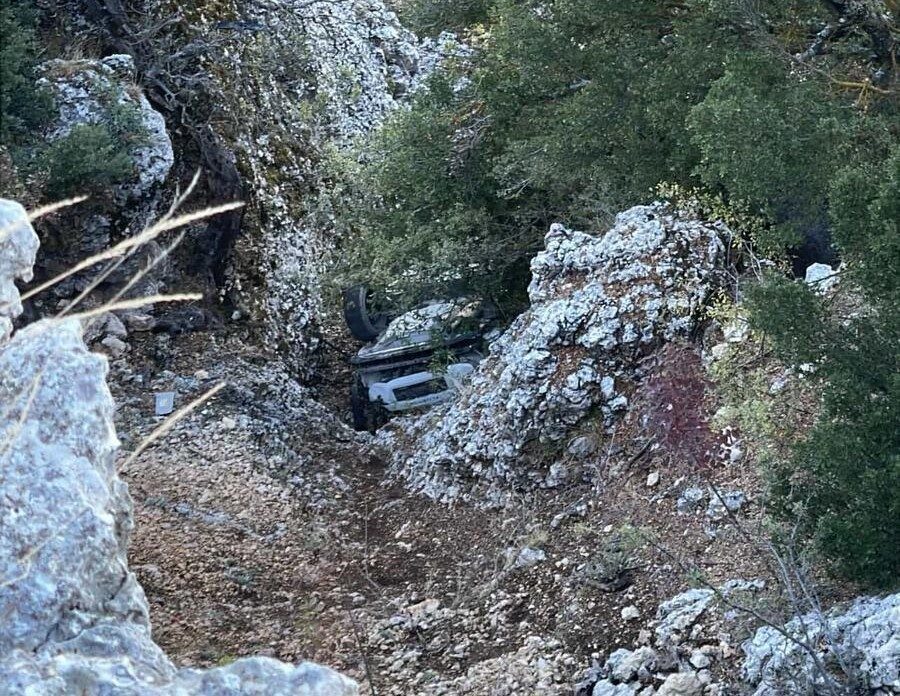 Mersin’in Erdemli ilçesinde, Ahmet Altıntaş yönetimindeki otomobil 30 metrelik uçuruma