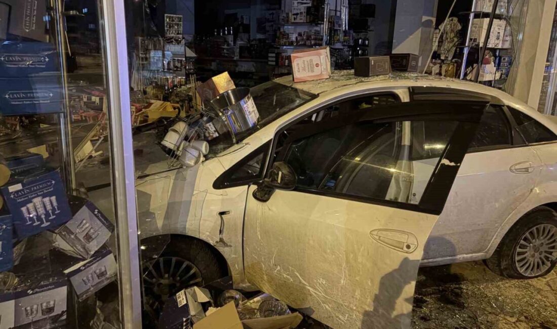 Kocasinan’da Otomobil Züccaciye Dükkanına Girdi, Sürücü Yaralandı Kayseri'nin Kocasinan ilçesinde 18 yaşındaki K.S. yönetimindeki otomobil, direksiyon hakimiyetini