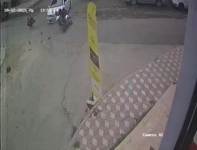 Elazığ'da, 23 BJ 992 plakalı otomobile çarpan motosiklet sürücüsü havada