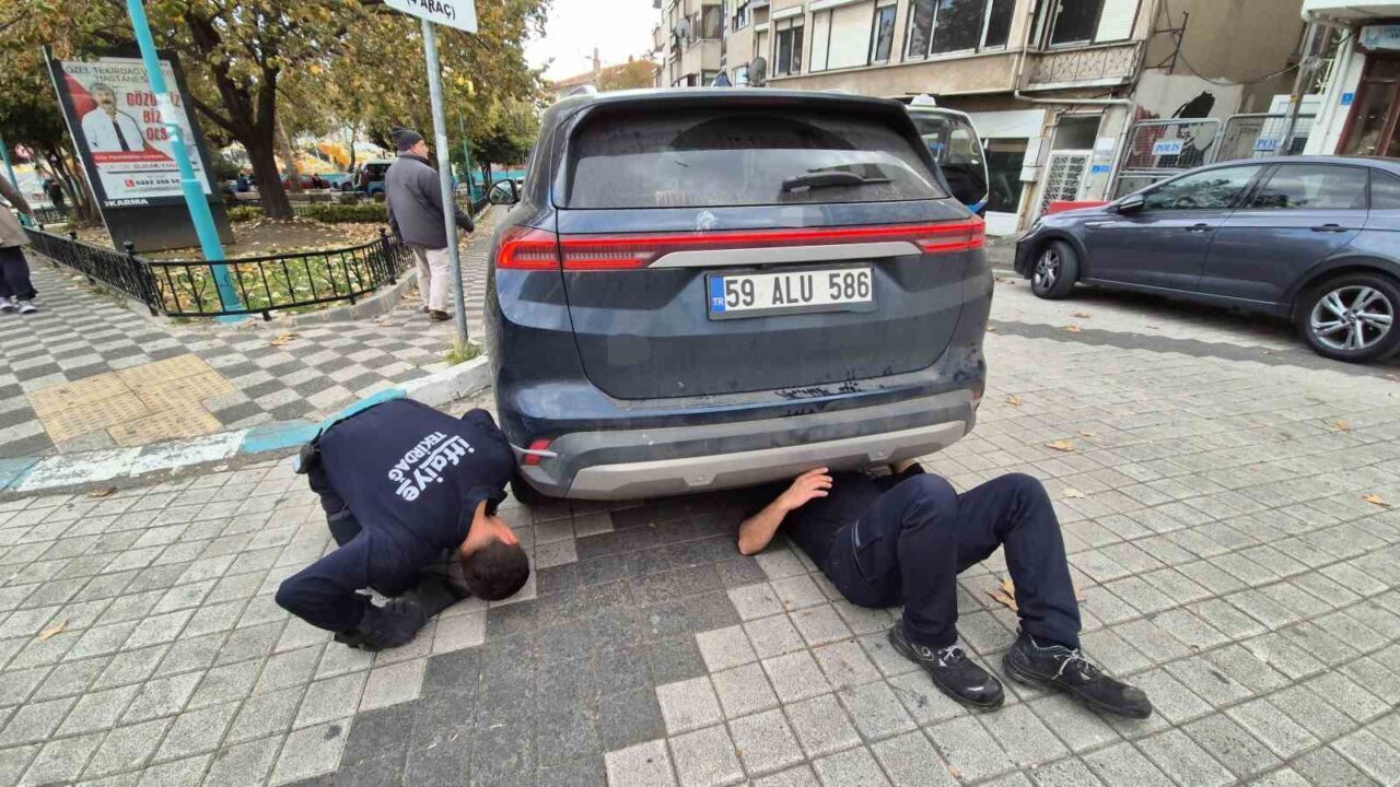 Tekirdağ'ın Süleymanpaşa ilçesinde, park halindeki bir aracın lastiğine sıkışan kedi,