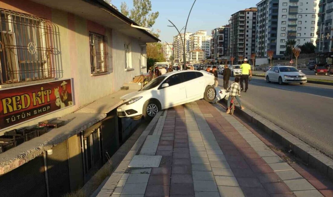 Malatya’da kontrolden çıkan otomobil, park halindeki araca çarparak bir evin balkonuna girdi; 2 çocukla birlikte toplamda 3 kişi yaralandı. Malatya'nın Yeşilyurt ilçesinde Ç.K. yönetimindeki otomobil, park halindeki araca çarparak