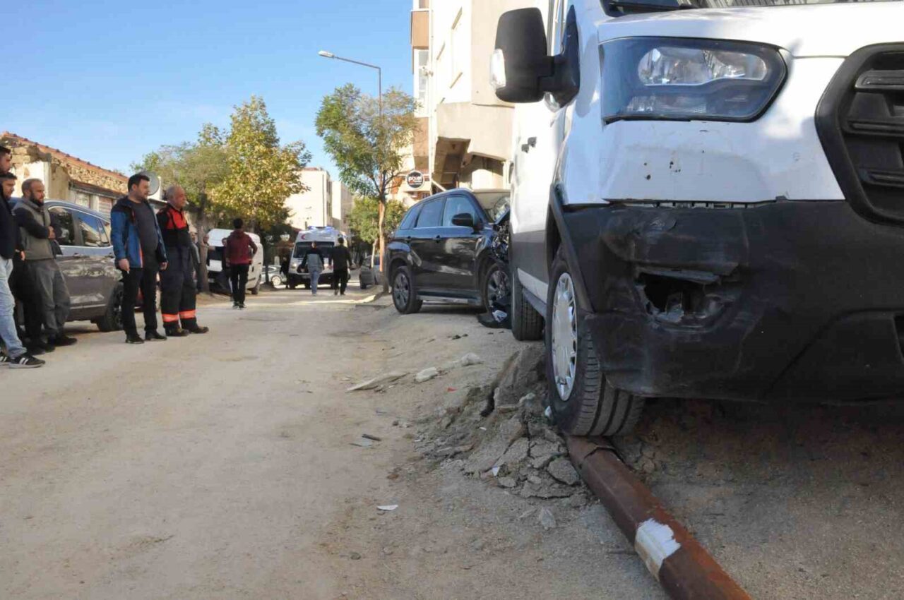 Edirne'nin Keşan ilçesinde A.O.C. idaresindeki otomobil, park halindeki kamyonete çarptı.