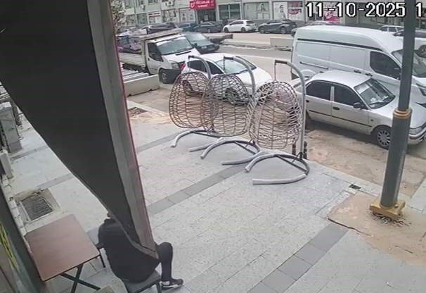 Karabük'te, 90 yaşındaki A.B., Zonguldak Caddesi'nde yolun karşısına geçerken M.E.D.'nin