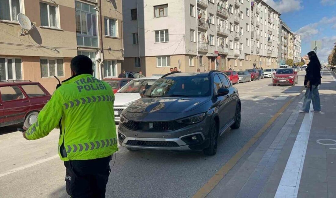 Eskişehir'de Z.D. isimli yaşlı kadına, Ömerağa Mahallesi'nde yol geçerken otomobil
