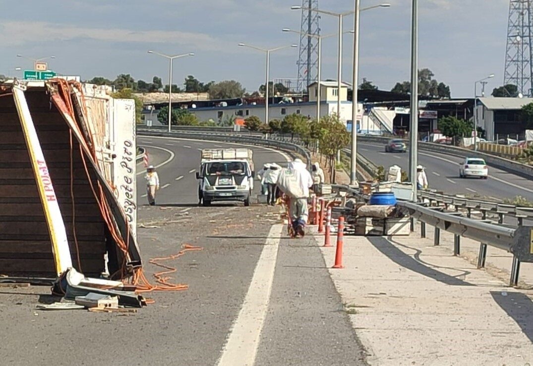 Mersin’in Toroslar ilçesinde bir arı dolu kamyon devrildi, 3 kişi