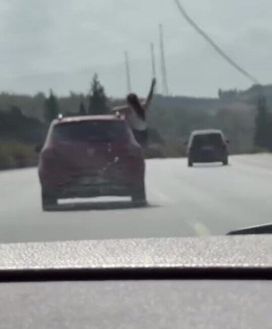 Adana'da TAG otoyolunda bir cipte yolcu olarak bulunan kadın, aracın