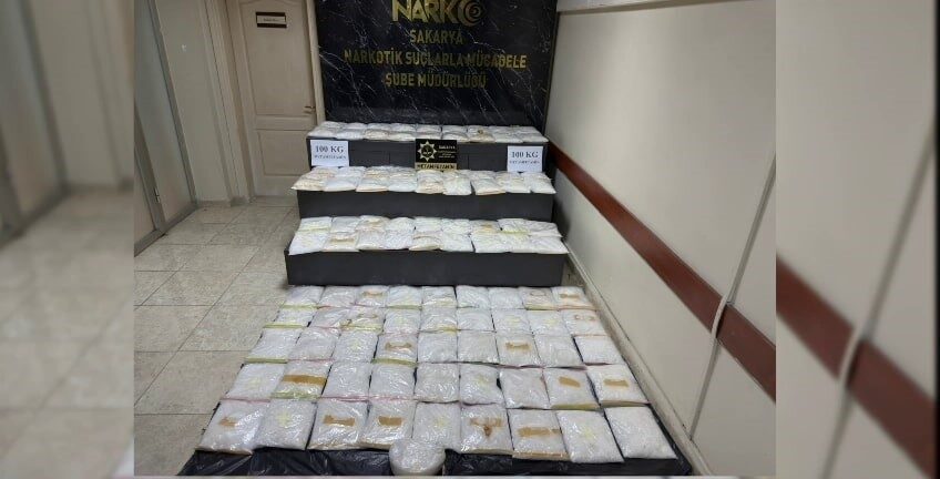 Sakarya'da gerçekleştirilen operasyonda, cipin bagajında 100 kilogram metamfetamin bulundu. Irak