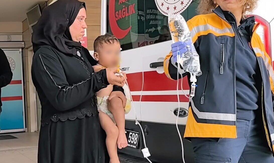 İnegöl’de Bahçede Yakılan Ateşe Düşen 1.5 Yaşındaki Çocuk Ağır Yaralandı Bursa'nın İnegöl ilçesinde 1.5 yaşındaki Mahmud, bahçede yanan ateşe düşerek