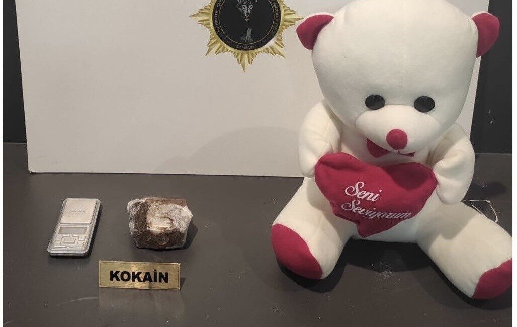 Samsun’da bir evde yapılan operasyonda oyuncak ayıdan 150 gram kokain çıkarıldı Samsun'un Atakum ilçesinde, Narkotik Suçlarla Mücadele Şube Müdürlüğü ekipleri, 23