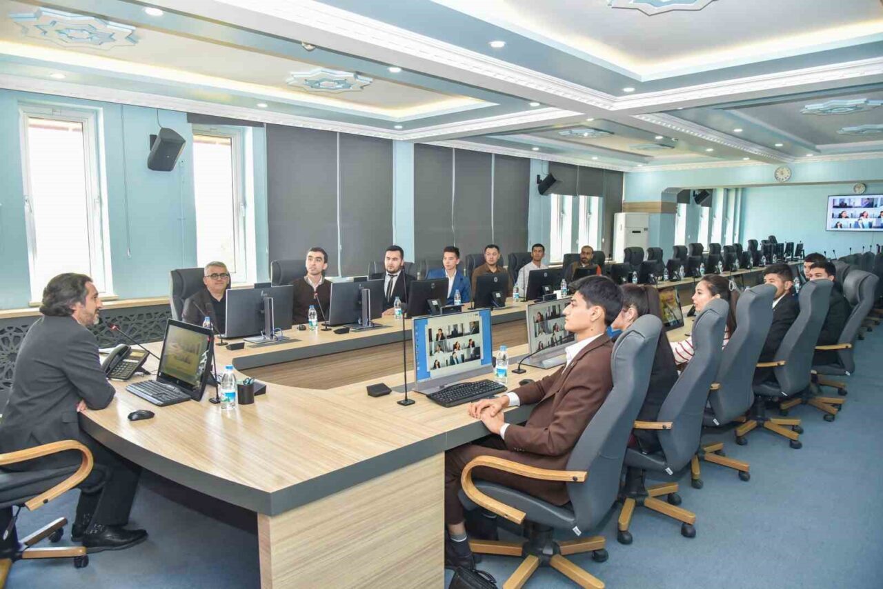 Karamanoğlu Mehmetbey Üniversitesi (KMÜ), Özbekistan'ın Namangan şehrinden gelen 14 öğrenciye