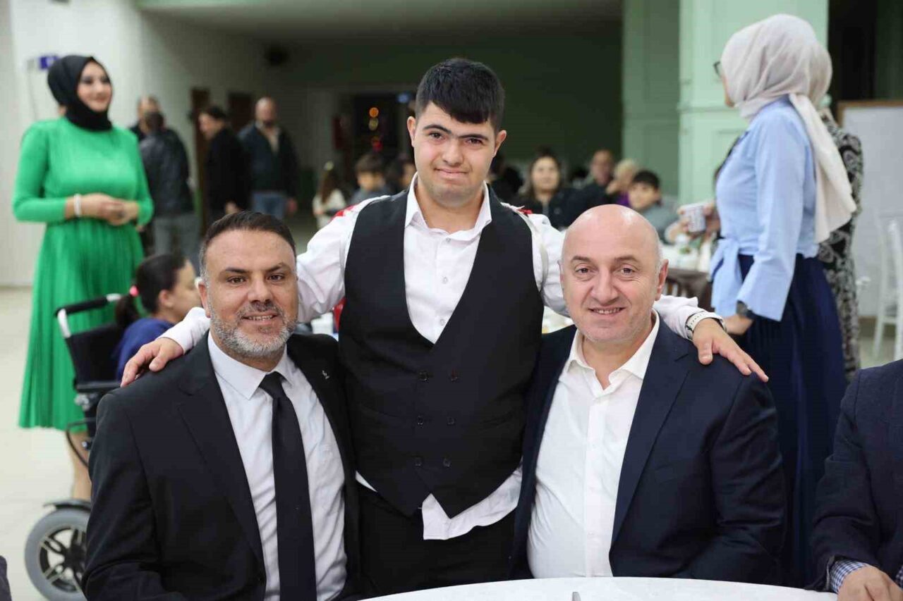 Kocaeli'nin Darıca ilçesinde, belediye personeli özel birey Eren'in asker eğlencesini