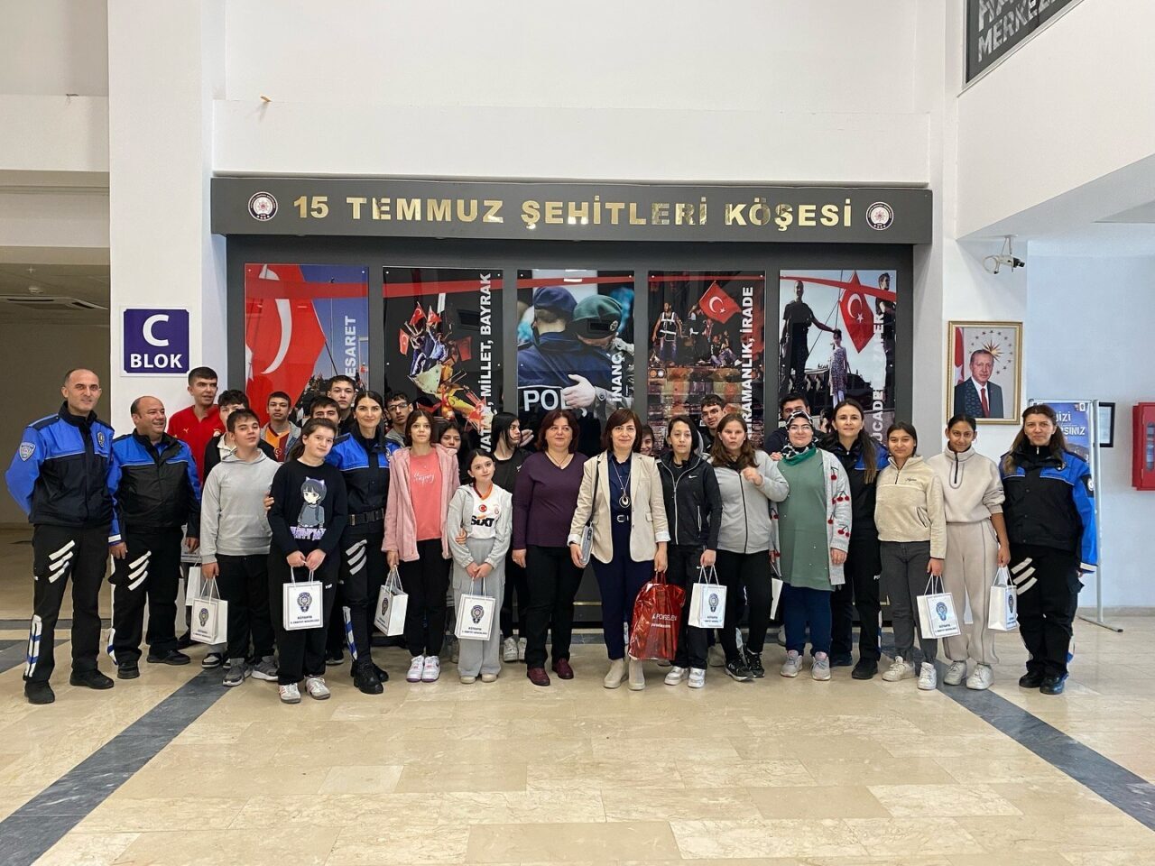 Kütahya İl Emniyet Müdürlüğü, "Dumlupınar’da Parlayan Yıldızlar" projesiyle özel öğrencilere