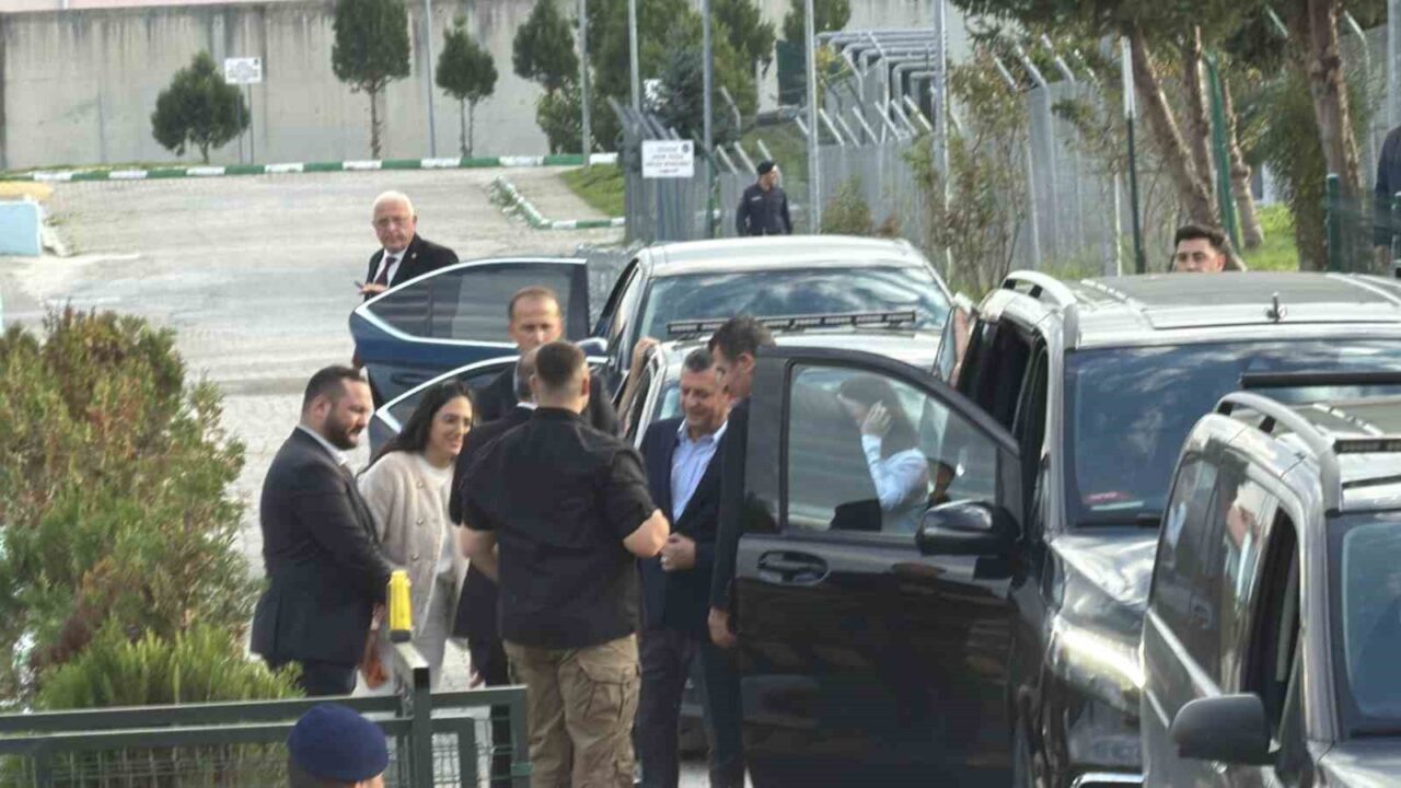 CHP Genel Başkanı Özgür Özel, yolsuzluk soruşturması nedeniyle tutuklu olan