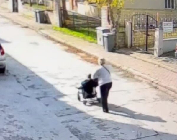 İnegöl'de iş adamı S.G., para dolu çantasını otomobilinin üstünde unuttu.