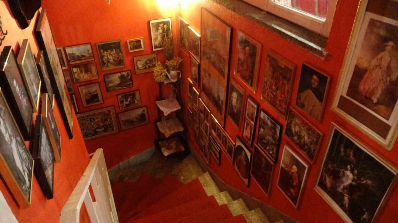 Bursa'da, Emrihan Demirbağ ve eşi tarafından işletilen kafe, tarih ile