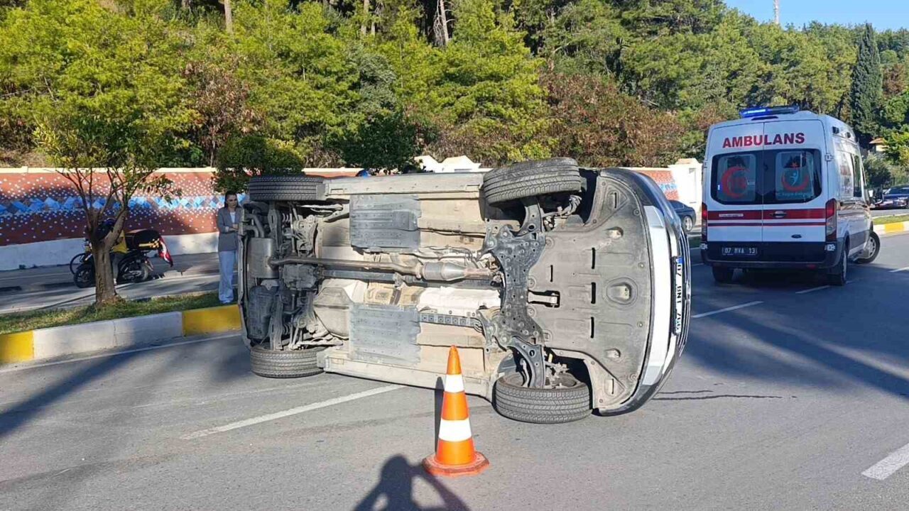 Antalya'nın Manavgat ilçesinde Yasemin Ö. yönetimindeki otomobil, park halindeki araçlara